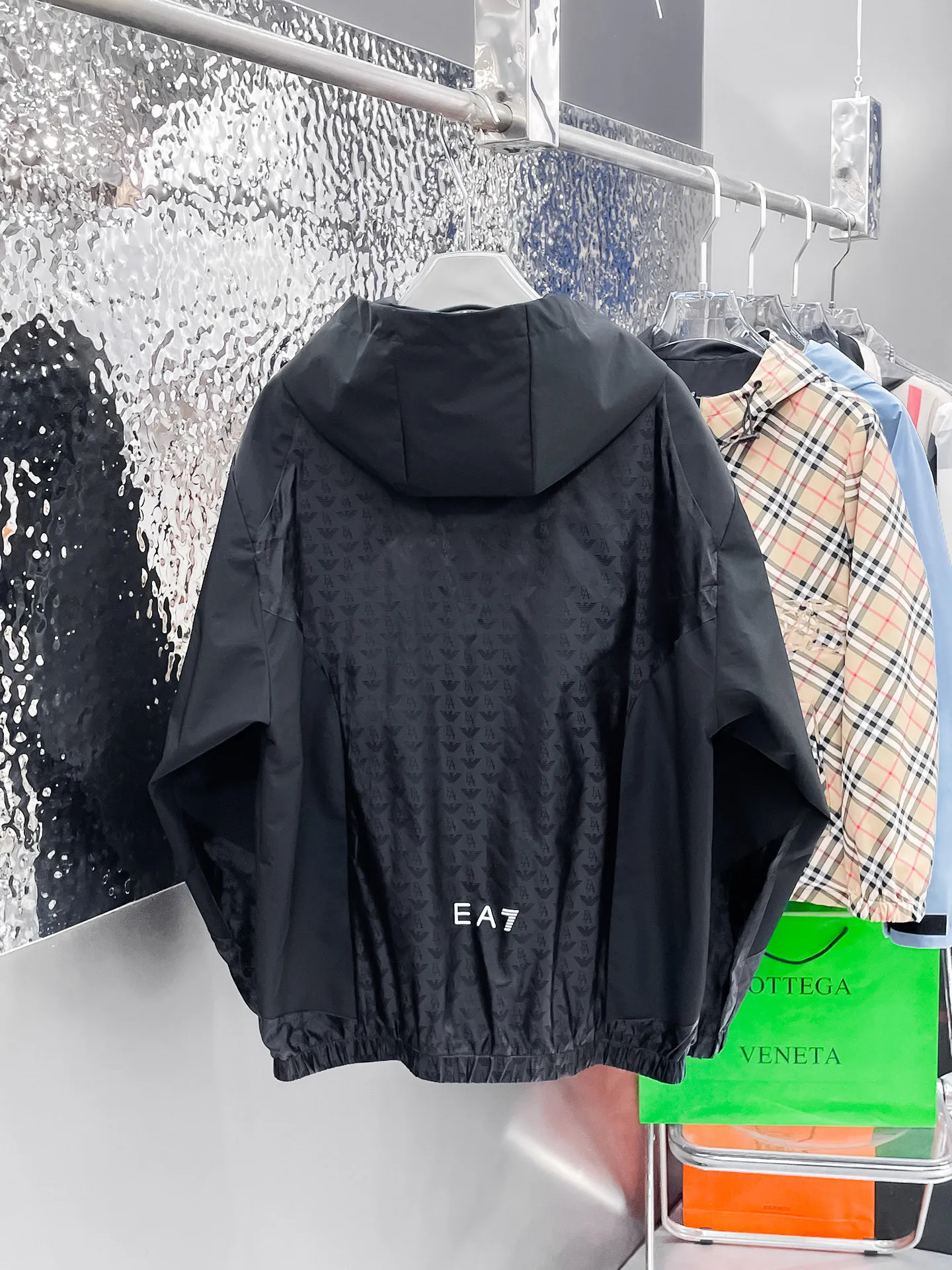 Armani official website Same Style, complete with three labels, on sale in advance! 2026 Autumn and Winter New Arrival men's jacket, Original three-label premium version! The custom-made fabric Breathable in the counter has high comfort, impeccable details, and brand element design concept, reflecting high quality. It feels delicate and soft! It presents a casual cut and the upper body shape is great! Sizes: M～3XL